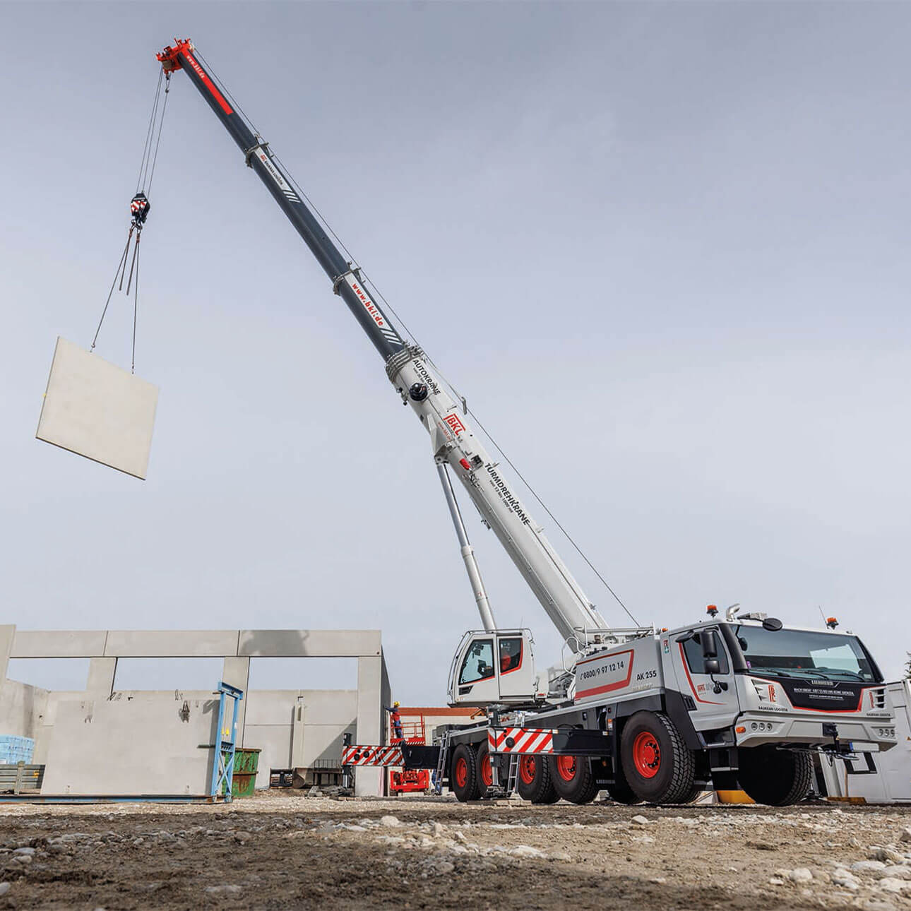 BKL Autokranvermietung mit einem LTM 1110-5.2 bei der Montage von Betonfertigteilen