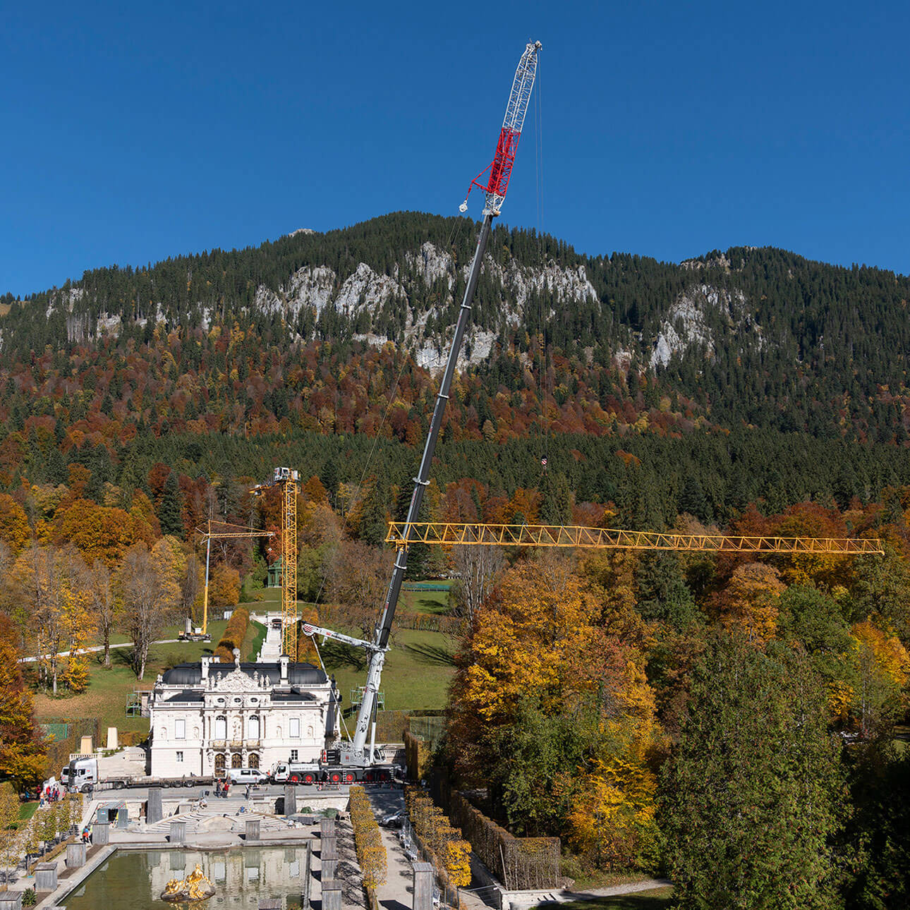 LTM 1350-6.1 bei der Kranmontage von einem Turmdrehkran 90 EC-B am Schloss Linderhof