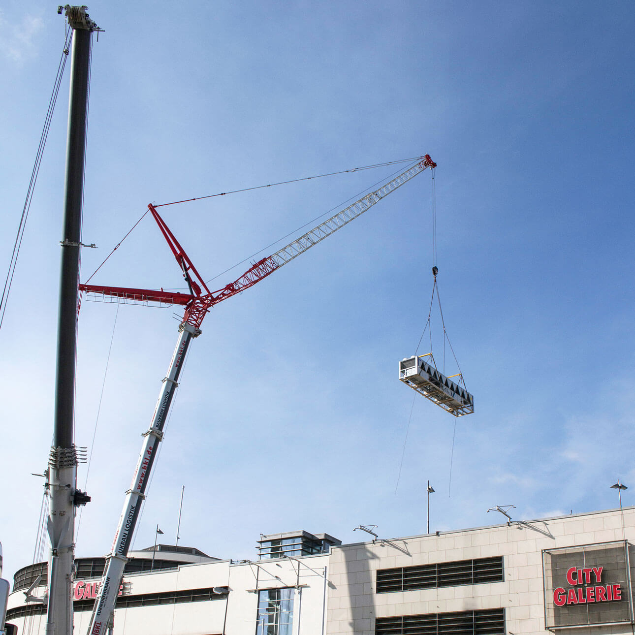 BKL Mietkran LTM 1350 im Einsatz an der City Galerie Augsburg