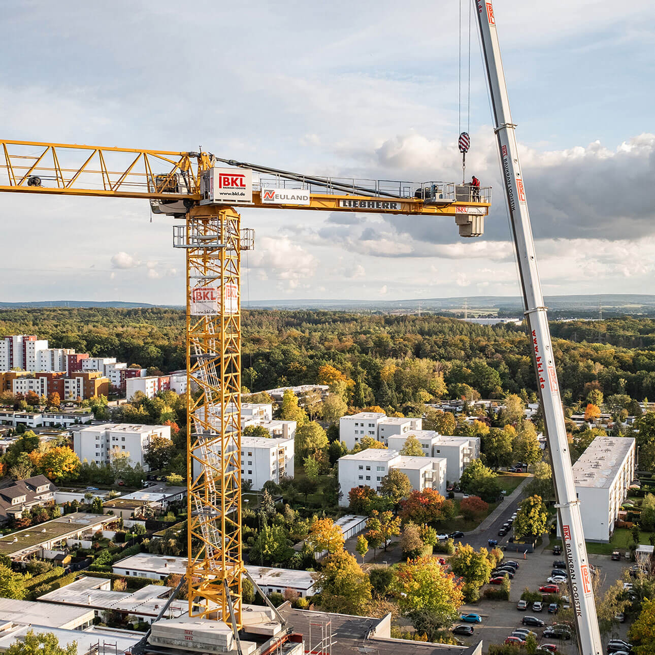 Baukranvermietung und Baukranmontage im städtischen Raum