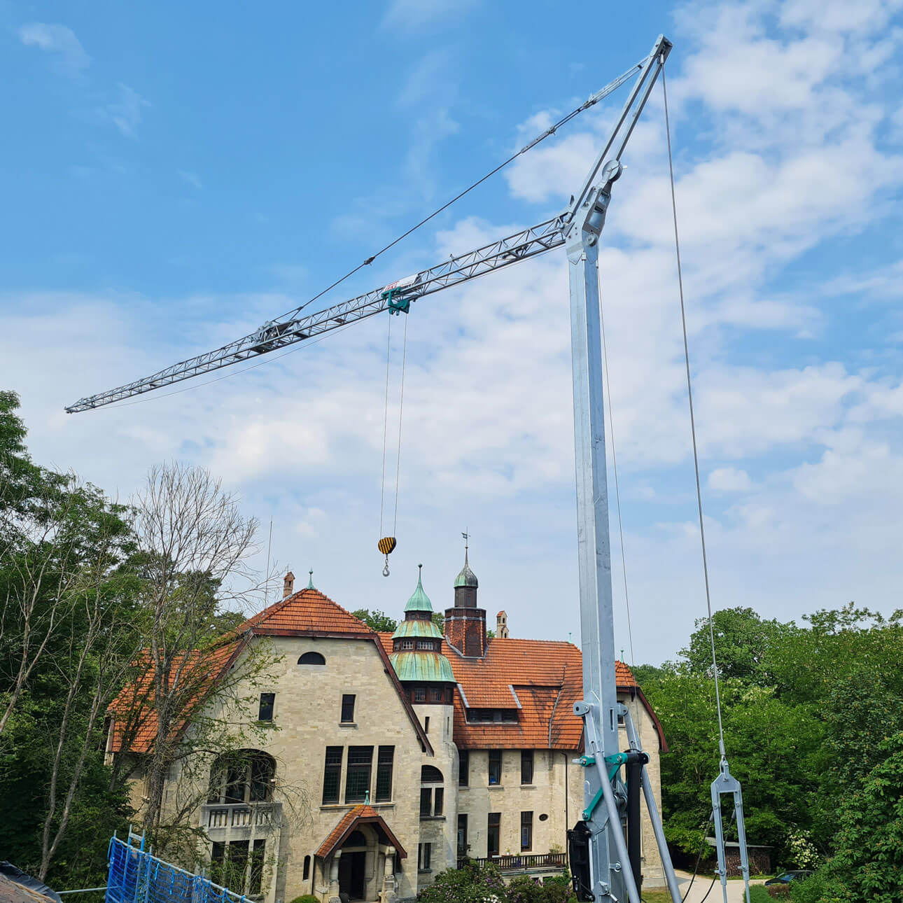 Dachdeckerkran mieten für Bauprojekte in unwegsamen Gelände