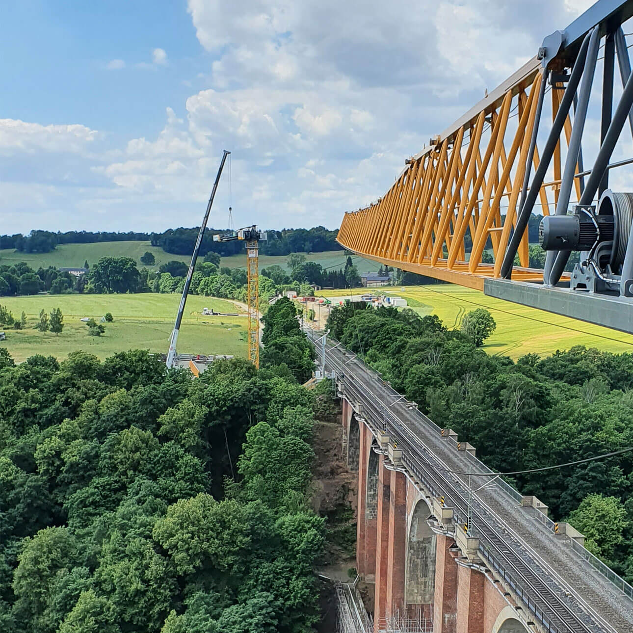 Kranservice für Mitteldeutschland mit einem 340 EC-B zur Sanierung einer Brücke