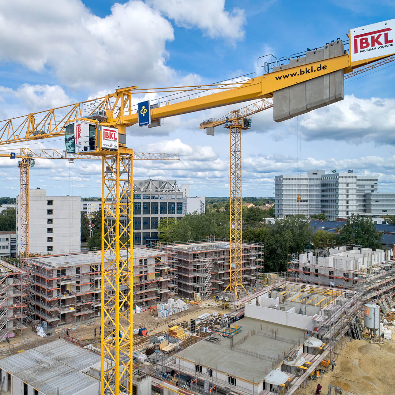 Kranexperten in der PLZ-Region 98693 und hier bei der Baukranvermietung für innerstädtische Bauprojekte